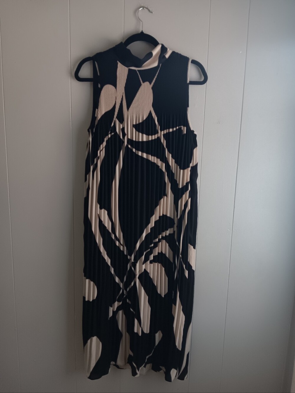 Chico Black Label Sleeveless Black and Cream Pleated Midi Dress Size 10 New With